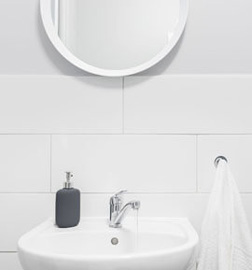 Runder weißer Spiegel im Badezimmer