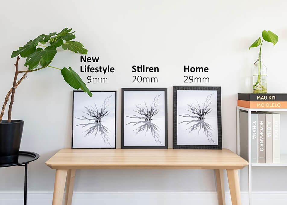 Drei schwarze Bilderrahmen unterschiedlicher Breite – Schwarz-Weiß-Bild