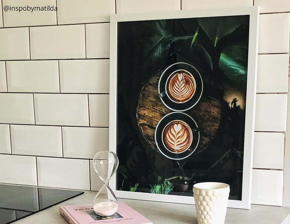 Küchenbild mit Kaffeetassen vor weißen Fliesen - Kücheneinrichtung