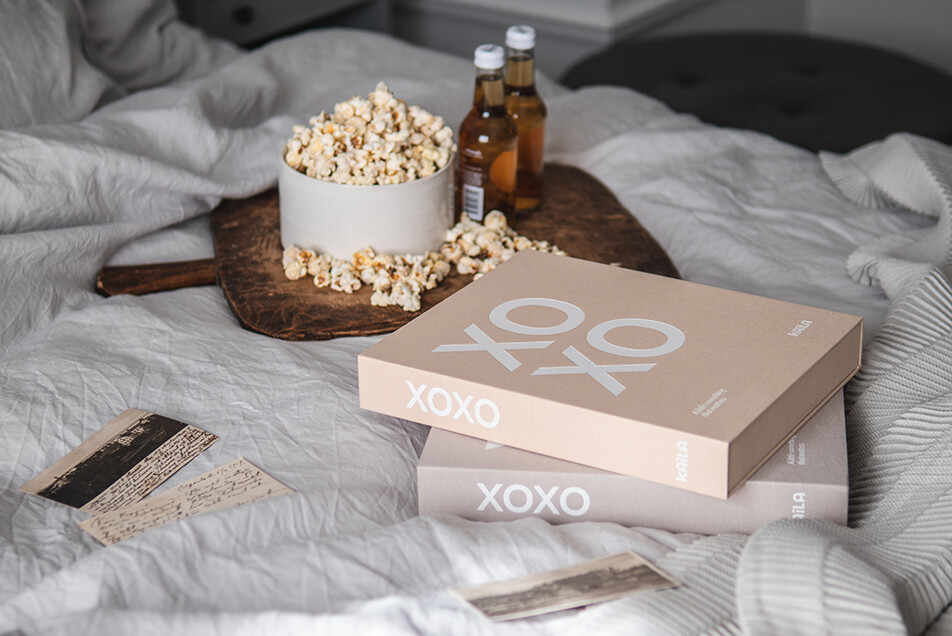 Fotoalbum in gemütlichem Schlafzimmer