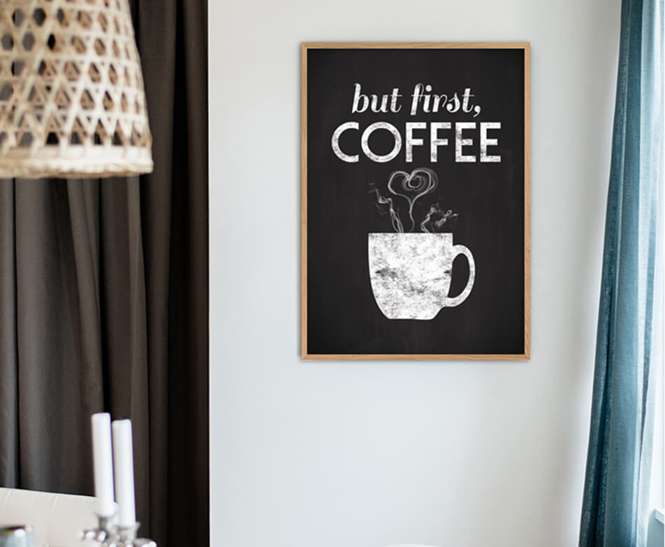 Schwarzes Küchenbild auf weißer Wand - Kücheneinrichtung