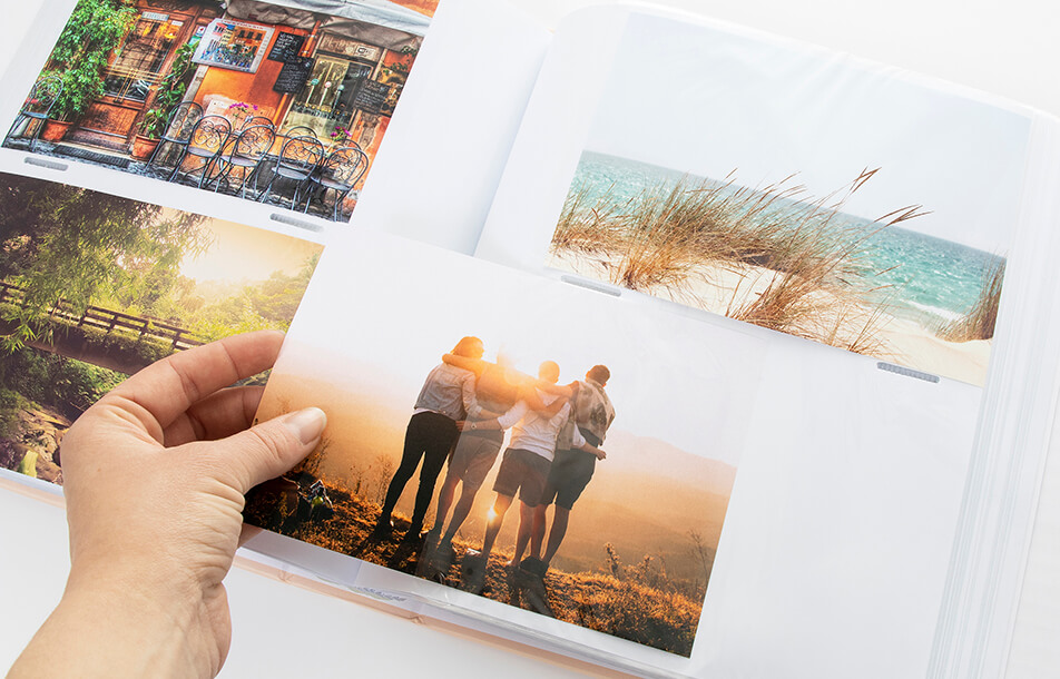 geöffnetes Fotoalbum mit Einstecktaschen und Fotos