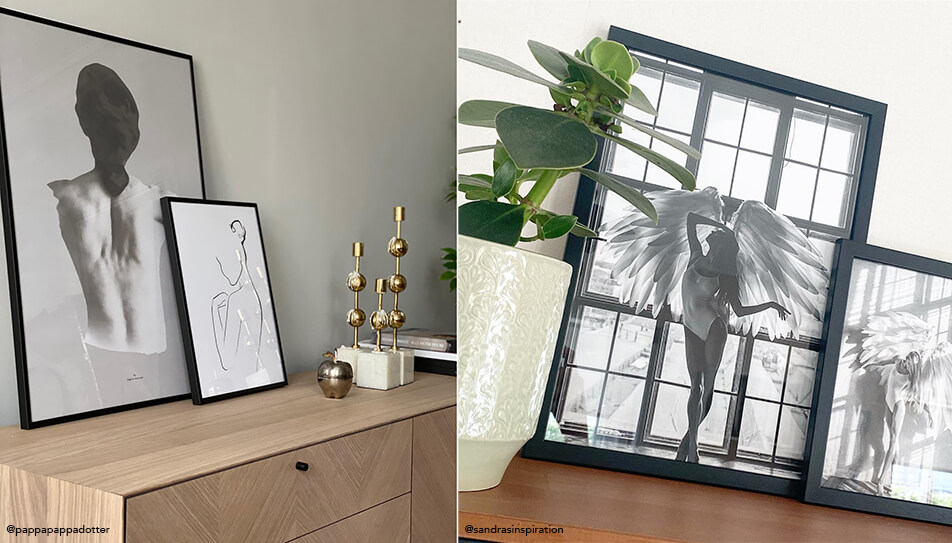 Svartvita tavlor ståendes på skänk