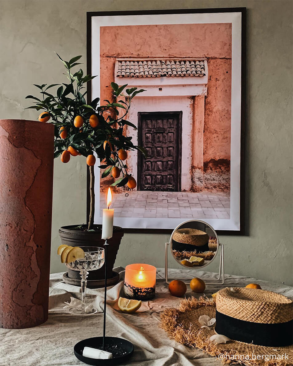 Stillleben warme erdnahe Einrichtung - runder Tischspiegel